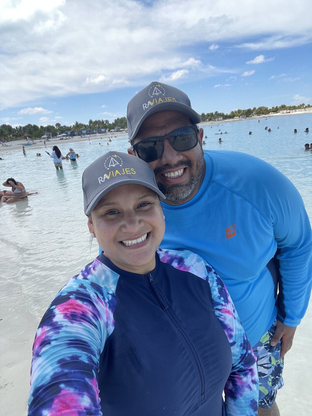 Roberto Aguayo, de RAviajes, en la playa con su gorra de la marca