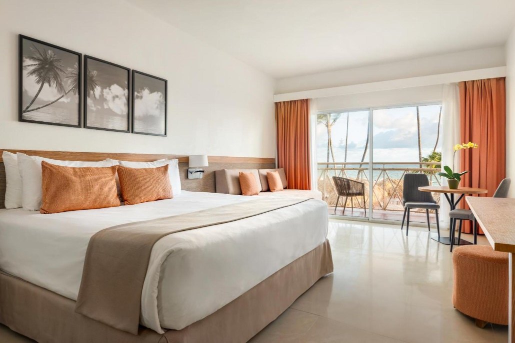Habitación estándar con cama king y balcón