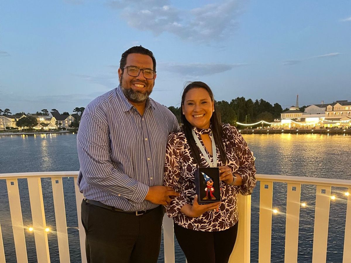 Roberto y Nathy, agentes de viajes certificados de RA Viajes