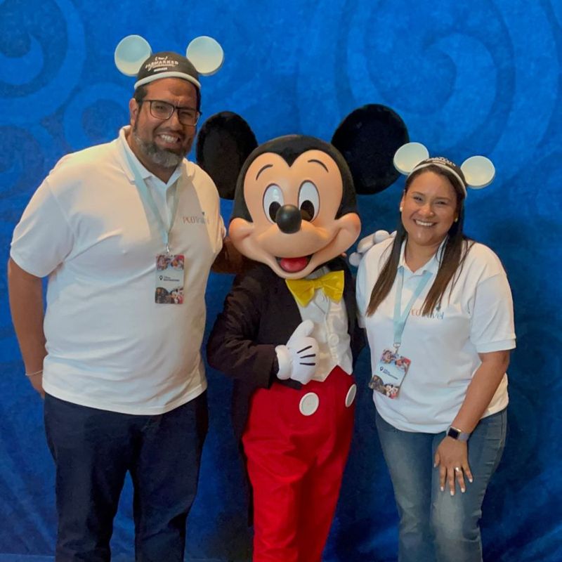 Nathy y Roberto con Mickey